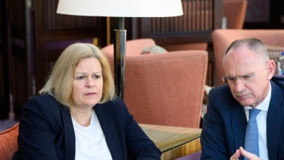 Nancy Faeser (SPD), geschäftsführende Bundesministerin für Inneres und Heimat, und Gerhard Karner (ÖVP), Innenminister von Österreich, informieren in einem Hotel in Amman die Mitglieder ihrer Delegationen über den Abbruch ihrer Reise nach Damaskus. (Foto: Bernd von Jutrczenka/dpa)