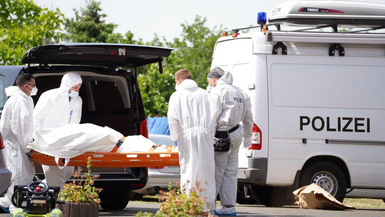 Ermittler der Polizei arbeiten nach der brutalen Tötung eines 39-Jährigen mit einer Axt am Tatort in Kalletal. (Foto: Leon Stock/NEWS5/dpa)