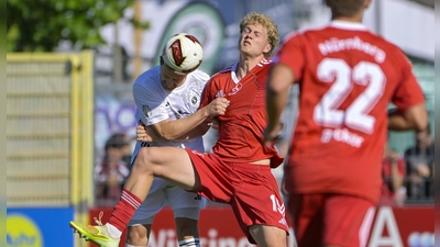 ...geht es gleich zur Sache, wie hier zwischen dem Ansbacher Eric Weeger (in Weiß) und Club-Stürmer Piet Scobel. (Foto: Martin Rügner)