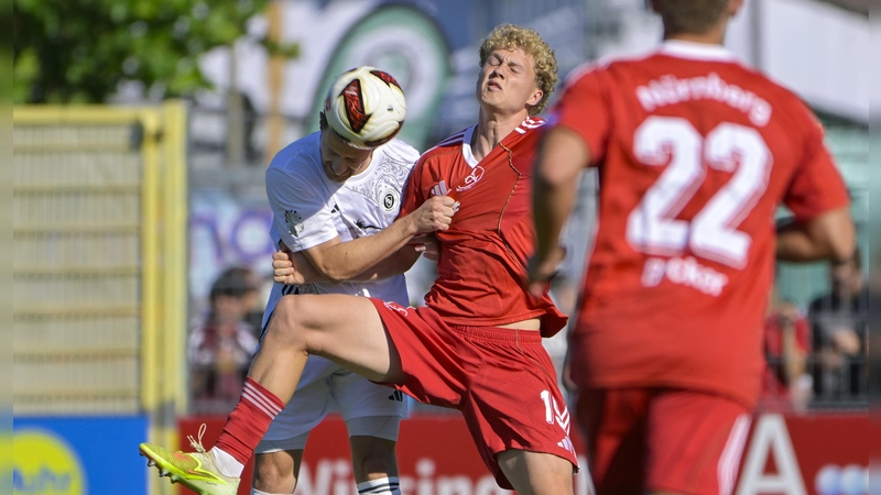 ...geht es gleich zur Sache, wie hier zwischen dem Ansbacher Eric Weeger (in Weiß) und Club-Stürmer Piet Scobel. (Foto: Martin Rügner)
