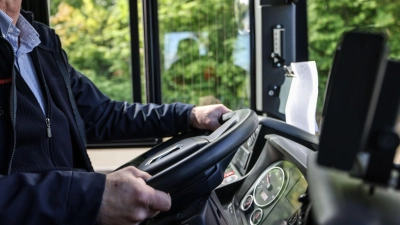 In Berufen mit hohen physischen und psychischen Anforderungen, wie bei Busfahrern, sind Eignungsuntersuchungen gesetzlich vorgeschrieben. (Foto: Oliver Berg/dpa/dpa-tmn)