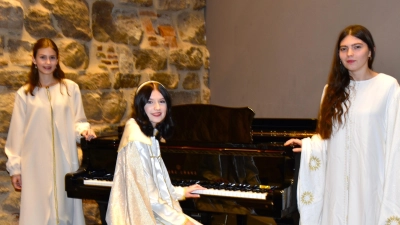 Die Herrieder Christkinder Melanie Zeisel (rechts) und Johanna Bach (Mitte) fiebern ihrem Auftritt auf dem Weihnachtsmarkt entgegen. Helferlein Amelie Fischer (links) will sich ausprobieren und Erfahrungen sammeln. (Foto: Werner Wenk)