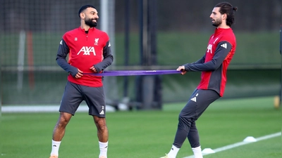Bayern-Sportvorstand Max Eberl hat Spekulationen über eine mögliche Verpflichtung von Stürmerstar Mohamed Salah (l) vom FC Liverpool zurückgewiesen. (Foto: Tim Markland/PA Wire/dpa)