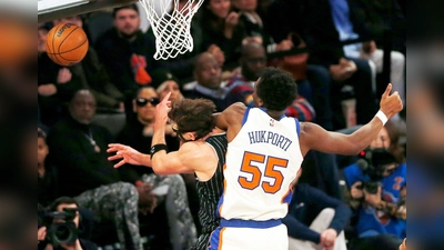 NBA-Star Franz Wagner (links) wird von seinem deutschen Landsmann und Gegenspieler Ariel Hukporti folgenschwer gefoult. (Foto: John Munson/AP/dpa)