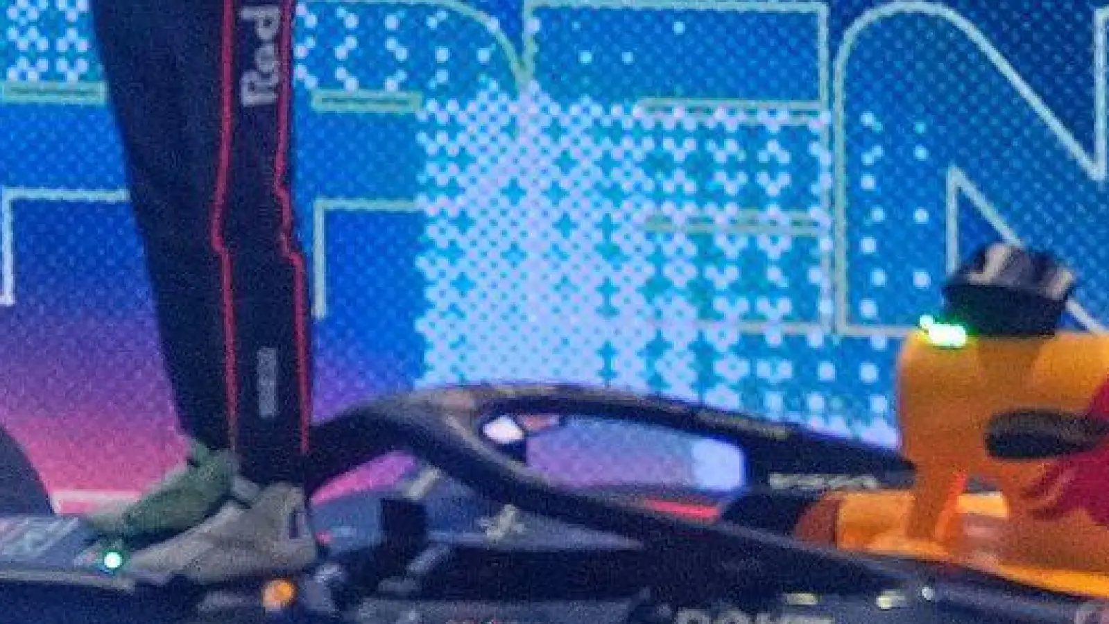 ed-Bull-Pilot Max Verstappen aus den Niederlanden feiert nach seinem Sieg beim Grand Prix von Katar. (Foto: Altaf Qadri/AP/dpa)