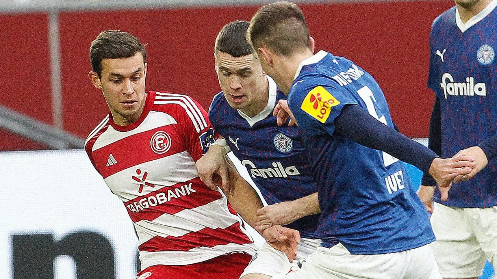 Holstein Kiel (blaue Trikots) nimmt drei Punkte aus Düsseldorf mit. (Foto: Roland Weihrauch/dpa)