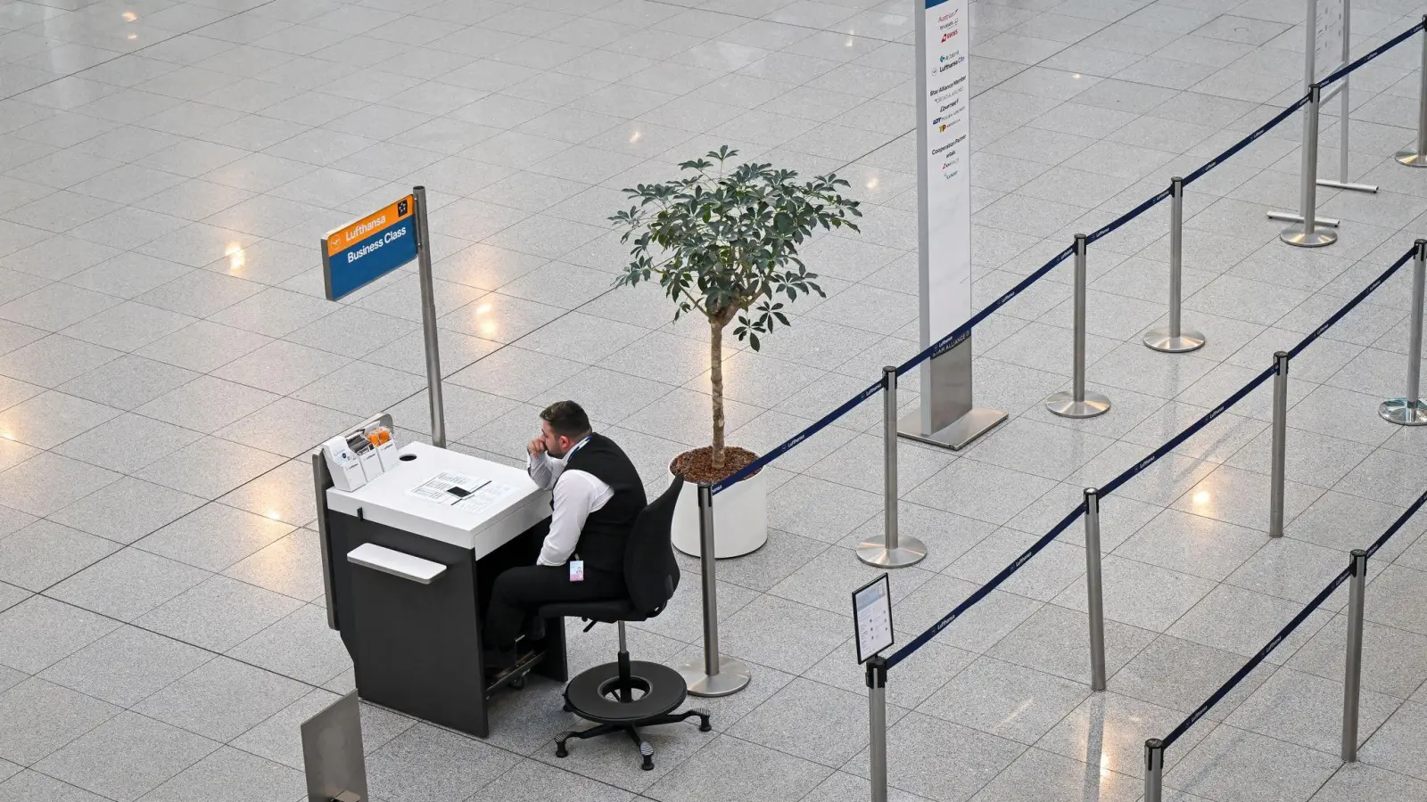 Seit 0.00 Uhr sind Beschäftigte aus dem öffentlichen Dienst der Flughafenbetreiber, den Bodenverkehrsdiensten und den Luftsicherheitsbereichen in verschiedenen Tarifkonflikten im Ausstand.  (Foto: Peter Kneffel/dpa)