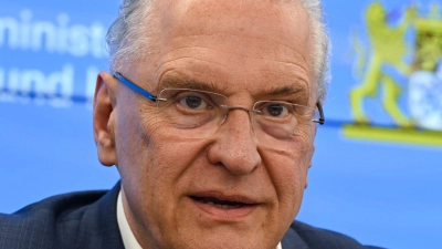 Bayerns Innenminister Joachim Herrmann dringt auf konsequente Abschiebungen.  (Foto: Arne Dedert/dpa)