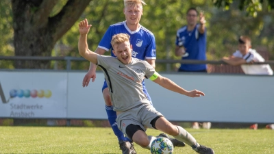 Kapitän Daniel Kamm (vorne, in der Vorsaison gegen den Elpersdorfer Florian Dressler) hat mit Kreisklassen-Absteiger TSV Lichtenau wohl nur noch Chancen auf Relegationsplatz zwei. (Foto: Markus Zahn)