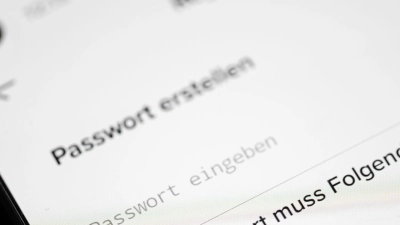 Nutzt man ein Passwort mehrfach, könnten Cyberkriminelle bei einem Datenleck Zugriff auf mehrere Konten bekommen. (Symbolbild) (Foto: Fabian Sommer/dpa/dpa-tmn)