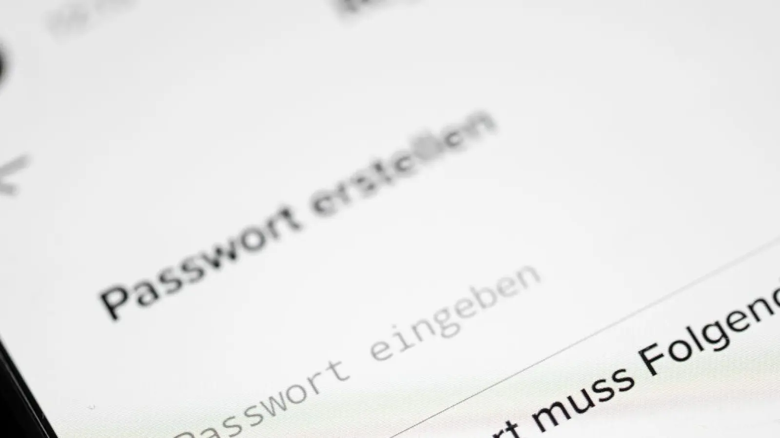 Nutzt man ein Passwort mehrfach, könnten Cyberkriminelle bei einem Datenleck Zugriff auf mehrere Konten bekommen. (Symbolbild) (Foto: Fabian Sommer/dpa/dpa-tmn)