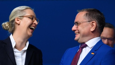 Alice Weidel und Tino Chrupalla bilden auch für die kommenden zwei Jahre die Doppelspitze der AfD. (Foto: Bernd von Jutrczenka/dpa)