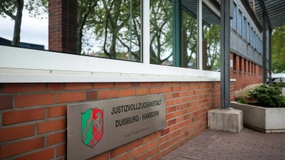 Die JVA Duisburg-Hamborn: Hier floh ein Häftling über das Dach. (Foto: Christoph Reichwein/dpa)