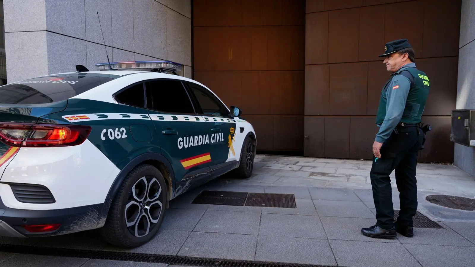 Spanische Polizisten haben drei Kinder befreit, die von ihren deutschen Eltern jahrelang zu Hause in der nordspanischen Stadt Oviedo eingesperrt worden waren.  (Foto: Juan Vega/EUROPA PRESS/dpa)