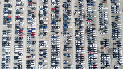 Die Produktion in der deutschen Wirtschaft ist gewachsen - auch in der Autobranche (Archivbild) (Foto: Julian Stratenschulte/dpa)