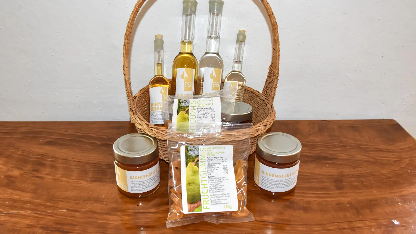 Hochwertige Spezialitäten aus Feuchtwanger Birnen: Neben Fruchtgummi gibt es jetzt auch Birnengelee sowie im Eichenfass gereiften beziehungsweise klaren Birnenbrand. (Foto: Stadt Feuchtwangen/Rebecca Weber)