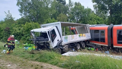 Die Bahnstrecke wurde gesperrt. Der Zug soll am Freitag geborgen werden. (Foto: Helmuth Riedl/Zema Medien/dpa)