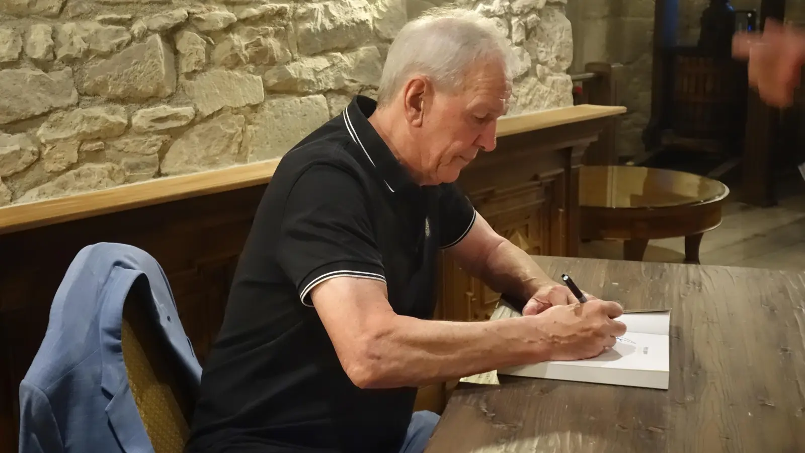 Stellte sein Buch „Mein Leben zwischen Rhythm &amp; Blues” vor und signierte es: Fritz Egner. (Foto: Marion Etienne)