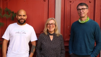 Benjamin Cobbinah, Sabine Detsch und Gerhard Rießbeck freuen sich über die Umsetzung der Erinnerungsstätte im Bad Windsheimer Kurpark. (Foto: Alexander Rausch)