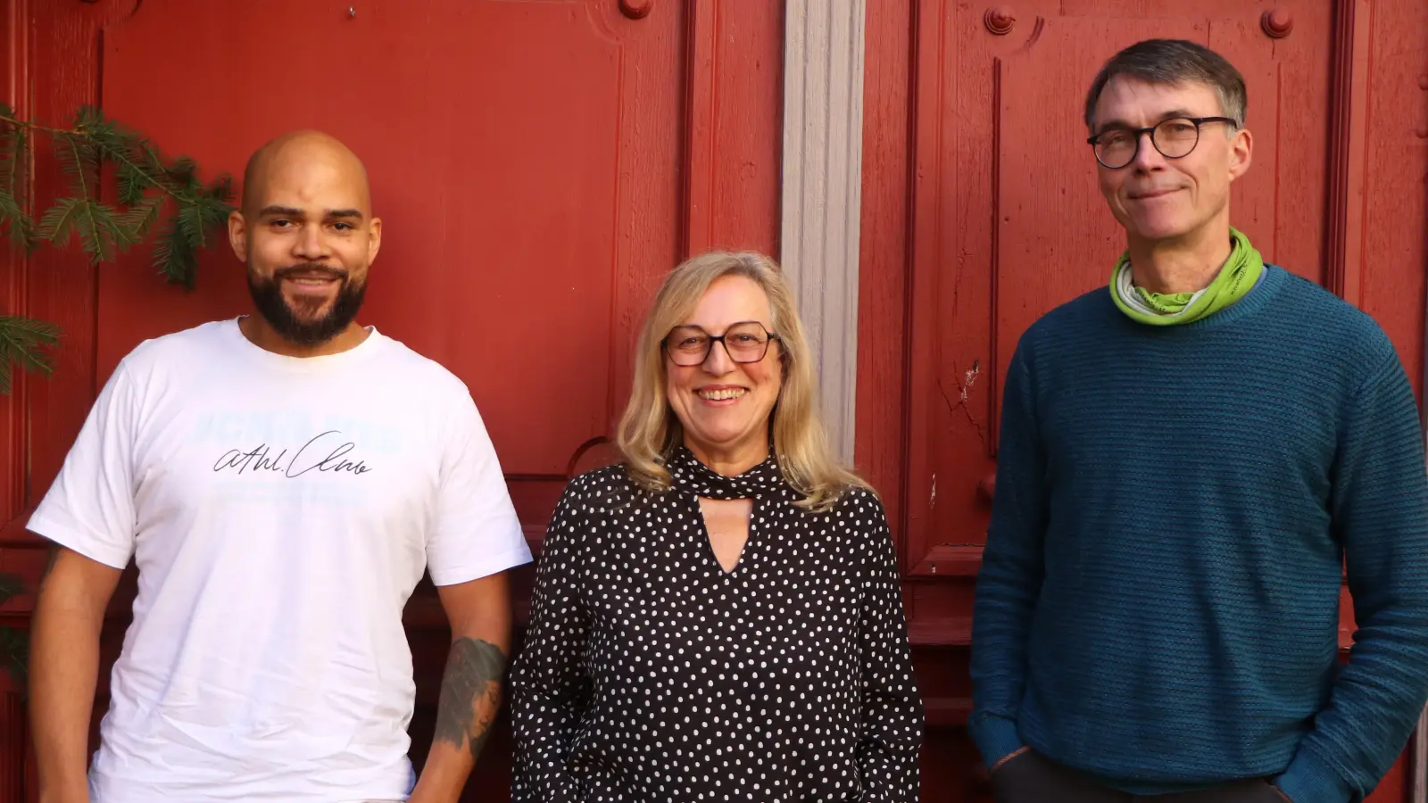 Benjamin Cobbinah, Sabine Detsch und Gerhard Rießbeck freuen sich über die Umsetzung der Erinnerungsstätte im Bad Windsheimer Kurpark. (Foto: Alexander Rausch)