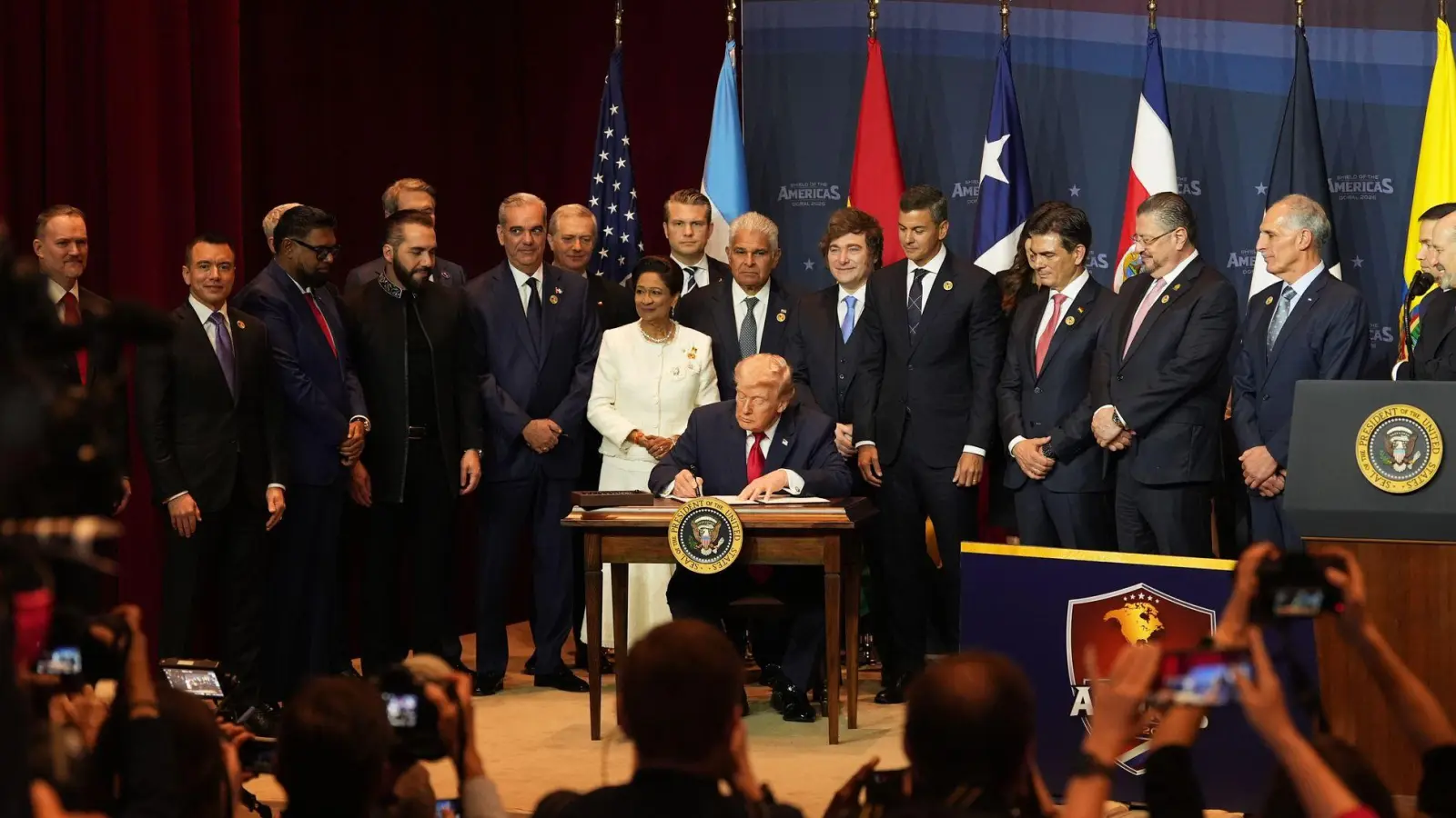 Laut Trump steht die sozialistische Regierung Kubas kurz vor dem Scheitern. (Foto: Rebecca Blackwell/AP/dpa)