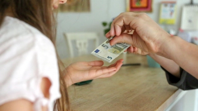 Monatliche Auszahlung: Kinder ab 10 Jahren können so lernen, ihr Geld über längere Zeiträume einzuteilen. (Foto: Mascha Brichta/dpa-tmn)