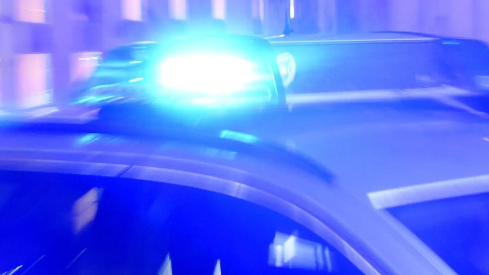 Ein Streifenwagen der Polizei steht mit eingeschaltetem Blaulicht auf der Straße. (Foto: Carsten Rehder/dpa)