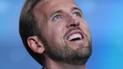 Harry Kane ist mit dem Ballon d'Or ausgezeichnet worden. (Foto: Kin Cheung/AP/dpa)