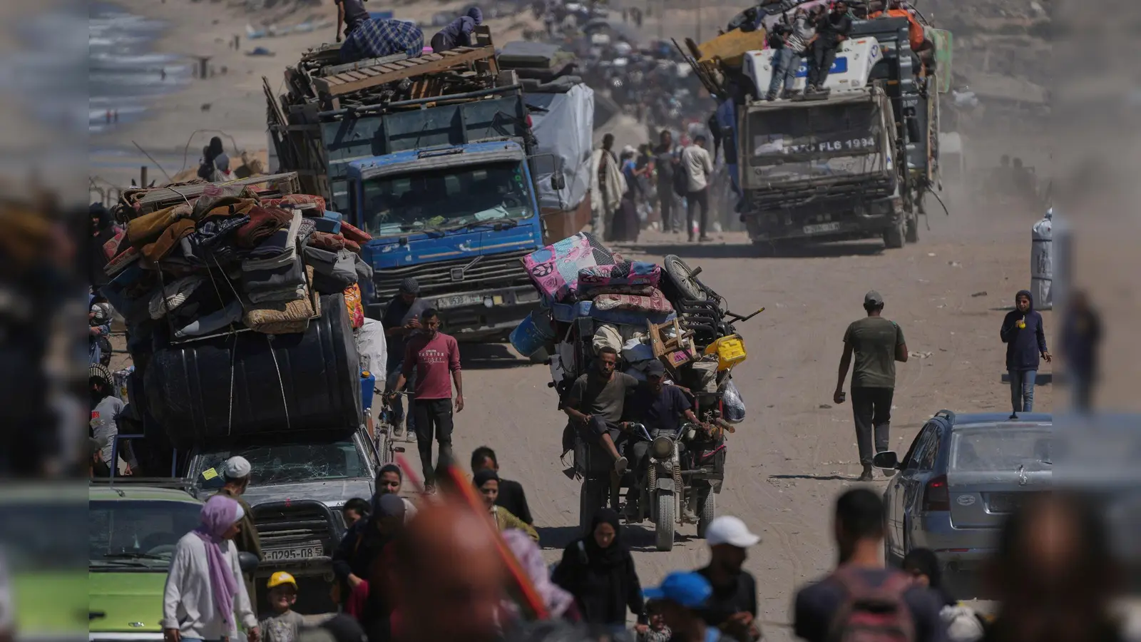 Seit Tagen flüchten Tausende Menschen aus der Stadt Gaza, wo die israelische Armee immer weiter vordringt. (Archivbild) (Foto: Abdel Kareem Hana/AP/dpa)