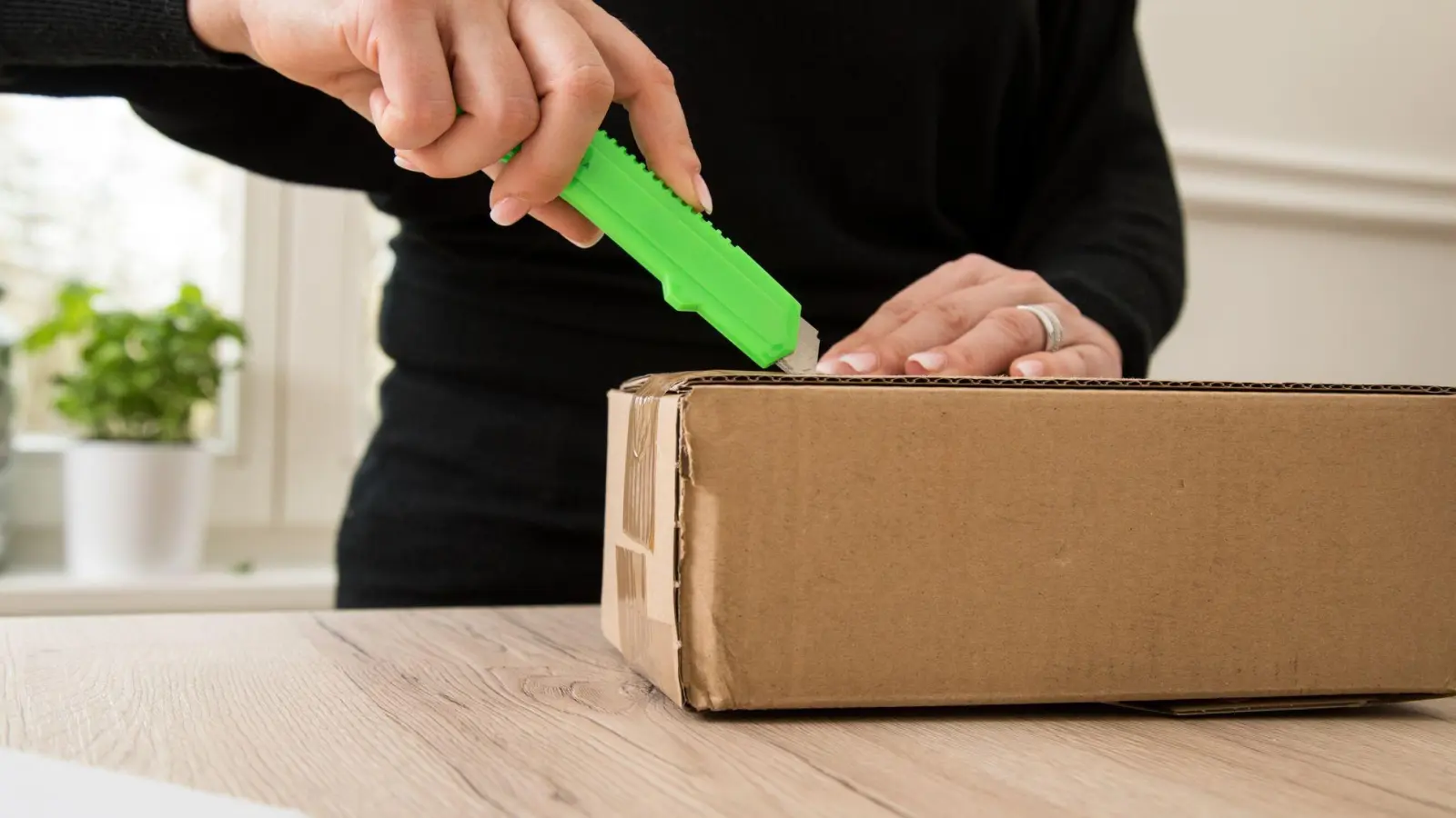 Technik bestellt, aber Unsinn bekommen? Verbraucherschützer empfehlen, vor dem Öffnen das Paket zu wiegen und zu fotografieren.  (Foto: Christin Klose/dpa-tmn)