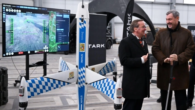 Verteidigungsminister Boris Pistorius (SPD) und Ministerpräsident Markus Söder (CSU) eröffneten ein Innovationszentrum der Bundeswehr in Erding.  (Foto: Sven Hoppe/dpa)