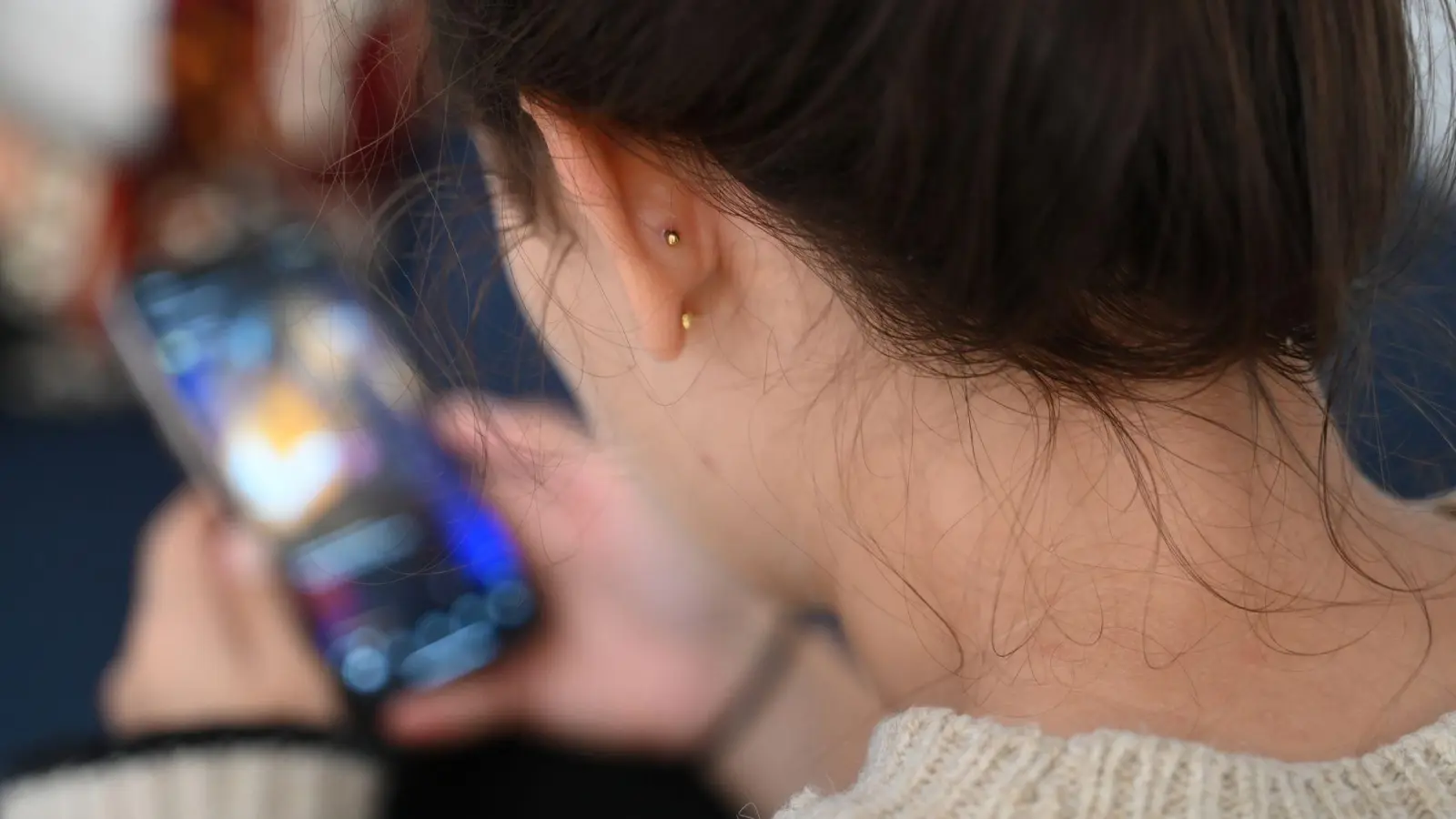 Gerade auf Social Media vergleichen wir uns viel mit anderen. Das kann Druck erzeugen. (Foto: Niklas Graeber/dpa/dpa-tmn)