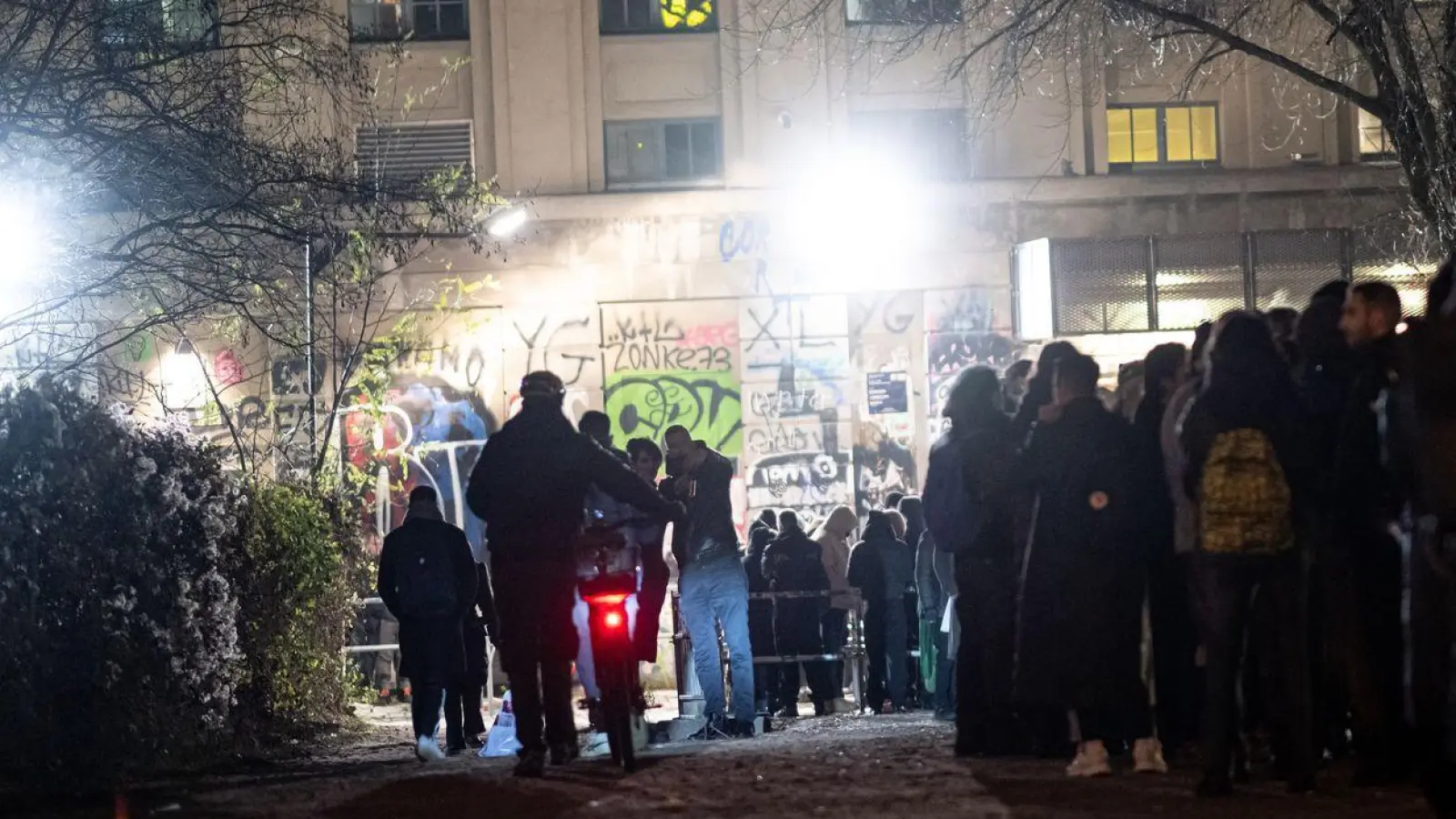 Zum Beginn der Jubiläumsparty bildete sich wieder die gefürchtete lange Warteschlange. (Foto: Fabian Sommer/dpa)