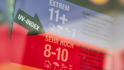 UV-Index-Tafeln informieren über den richtigen Sonnenschutz. (Archivbild) (Foto: Thomas Banneyer/dpa)