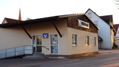 Im Zentrum von Mitteleschenbach ist bisher noch die VR-Bank zu finden. Die Gemeinde hat das Gebäude nun gekauft und plant dort einen Dorfladen mit einem Café. (Foto: Antonia Müller)