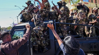 In dem Inselstaat im Indischen Ozean demonstrieren seit Ende September Zehntausende junge Menschen der „Gen Z“ - am Wochenende schlossen sich Militärs ihnen an. (Archivbild) (Foto: Mamyrael/AP/dpa)