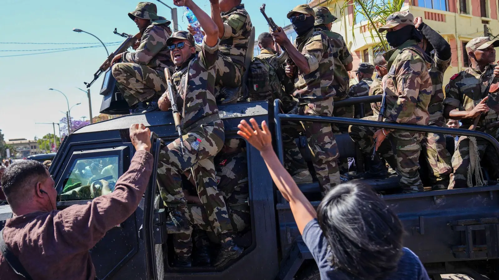 In dem Inselstaat im Indischen Ozean demonstrieren seit Ende September Zehntausende junge Menschen der „Gen Z“ - am Wochenende schlossen sich Militärs ihnen an. (Archivbild) (Foto: Mamyrael/AP/dpa)