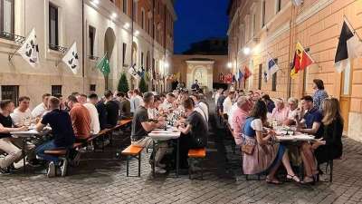 Das erste fränkische Weinfest im Vatikan – Schmankerl aus Franken, Wetter aus Italien. Die Mitglieder der Schweizer Nationalgarde haben sich jedenfalls gefreut. (Foto: Daniel Bittel)