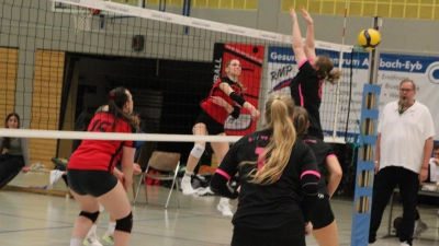 Coralie Pauli (oben in rot) im Angriff und Nicole Böhmländer (links) sorgten mit dem TSV Ansbach II für einen versöhnlichen Saisonabschluss beim Sieg im Tiebreak gegen Bamberg.  (Foto: Norbert Dietrich)
