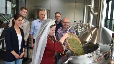 Kaiserin Kunigunde würzt das Malz mit Hopfen. Die Aktion verfolgen von links Carina Thal, Jannick Schwemmer, Georg Hofmann und Peter Köhler sowie Günther Rabenstein. (Foto: Anita Dlugoß)