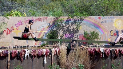 Elena Miras und Sarah Knappik bekamen bei der Prüfung Bildungsfragen und Denksportaufgaben gestellt, während sie auf einer Riesen-Wippe in Bottiche mit Fischabfällen und anderem Gekröse getaucht wurden. (Foto: -/RTL+/dpa)