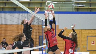 Magdalena Hofmann (am Ball) und Franziska Kraus (rechts) kämpften um jeden Punkt für den TSV Ansbach.  (Foto: Martin Rügner)