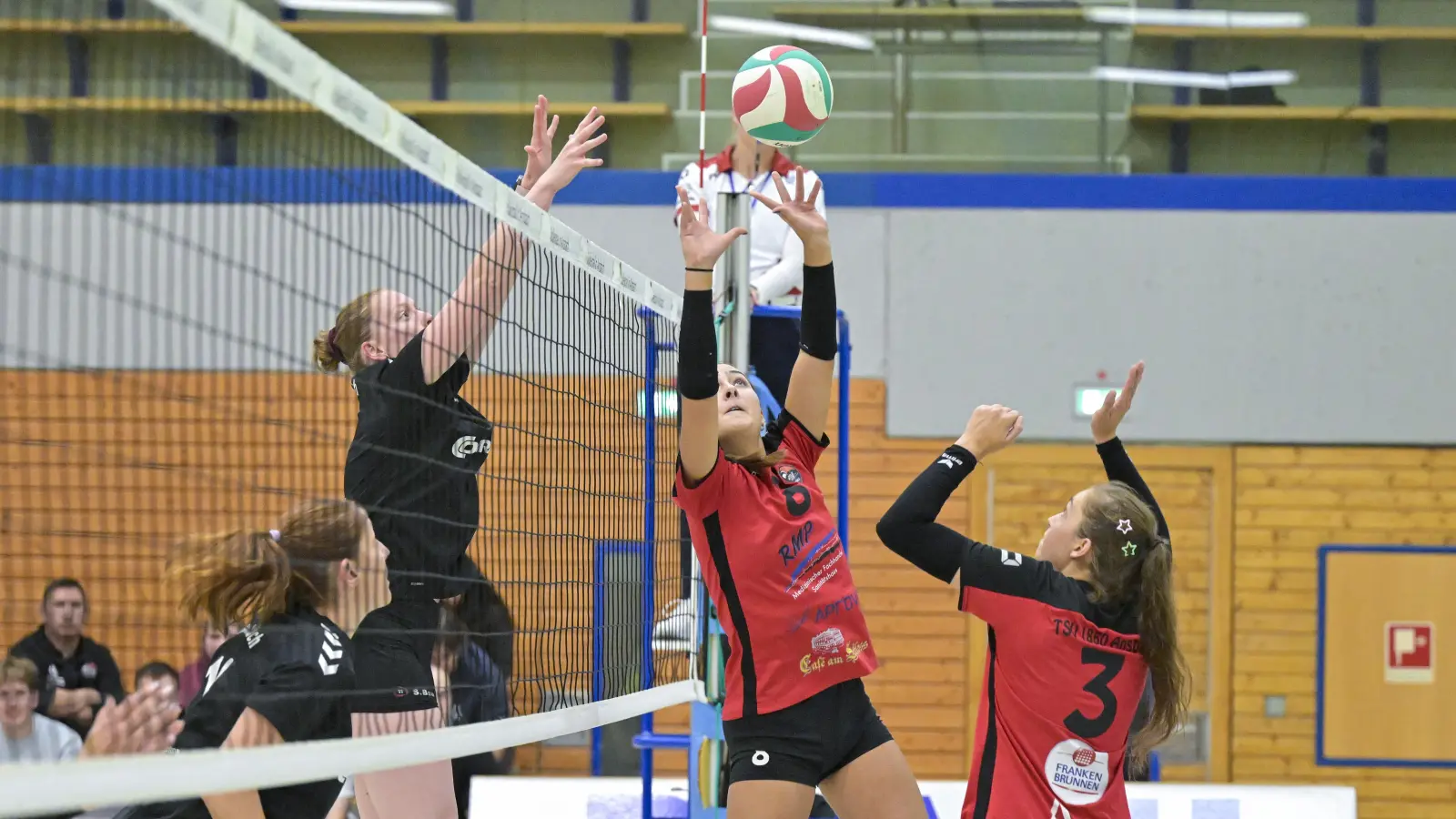 Magdalena Hofmann (am Ball) und Franziska Kraus (rechts) kämpften um jeden Punkt für den TSV Ansbach.  (Foto: Martin Rügner)