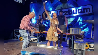 Die altmühlfränkische Bierkönigin Eva-Maria Pawlicki beim Bieranstich im Festzelt. (Foto: Johannes Flierl)