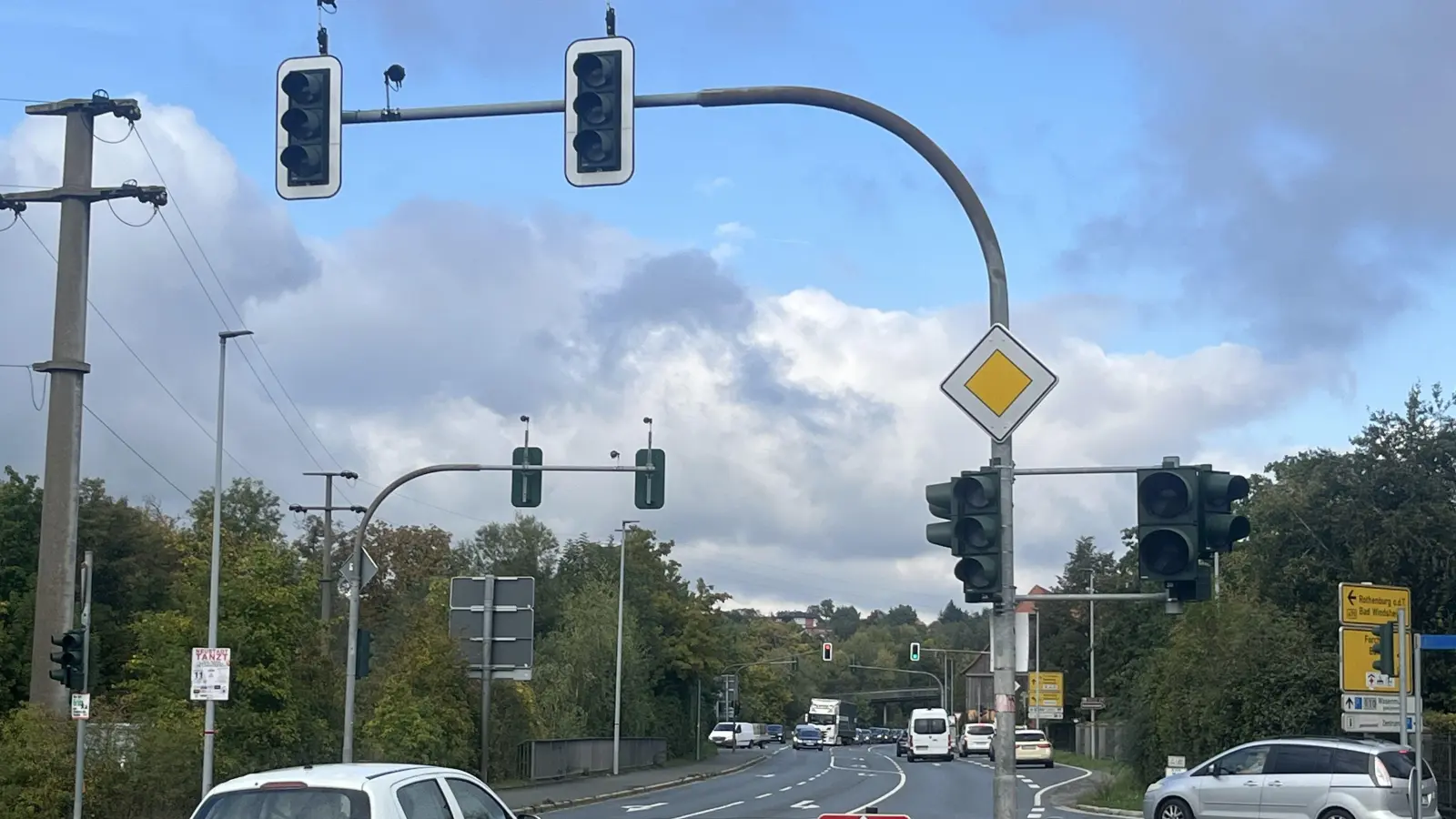 Die großen Ampeln an der B470 in Neustadt sind ausgefallen (hier im Vordergrund des Bildes zu sehen). Die hintere Ampel an der Kreuzung zu den Stadtwerken scheint zu funktionieren.  (Foto: Volker Raab)