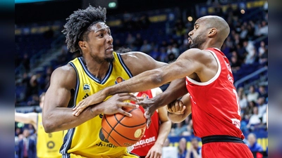 Alba-Center David McCormack wird vom MBC-Akteur Akeem Vargas attackiert. (Foto: Andreas Gora/dpa)