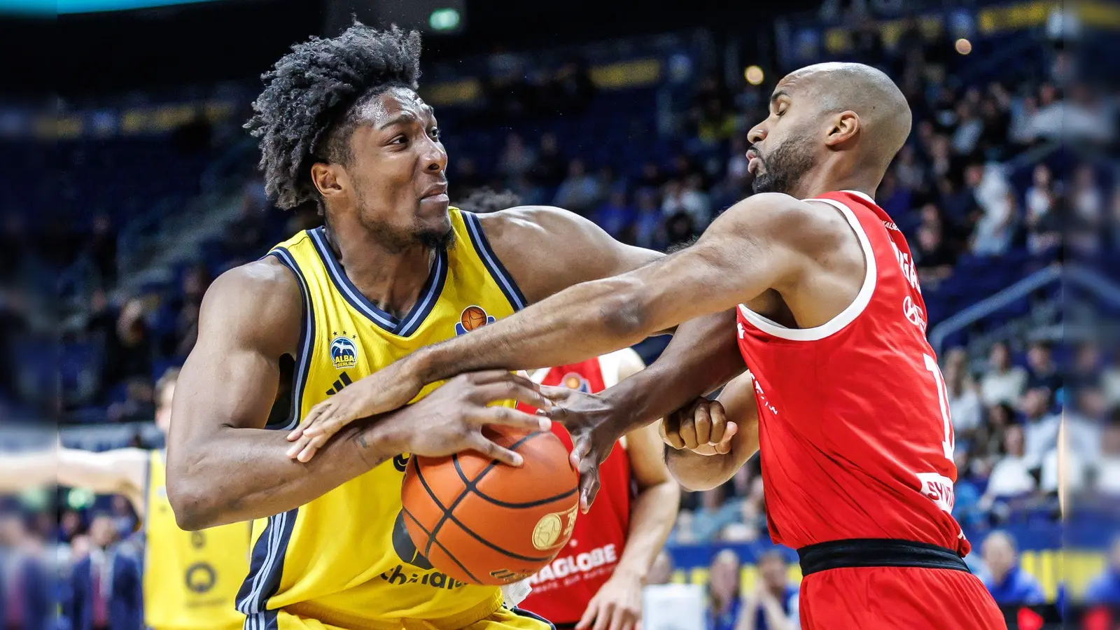 Alba-Center David McCormack wird vom MBC-Akteur Akeem Vargas attackiert. (Foto: Andreas Gora/dpa)