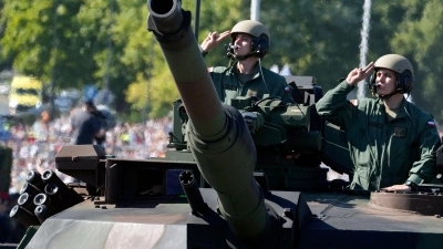 Soldaten der polnischen Armee. Die Streitkräfte werden den Grenzschutz bei Kontrollen an der Grenze zu Deutschland und zu Litauen unterstützen. (Archivbild) (Foto: Czarek Sokolowski/AP/dpa)