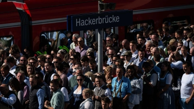 Gerade an der Hackerbrücke steigen viele Wiesnbesucher in die S-Bahn ein und aus (Archivbild). (Foto: Lukas Barth/dpa)