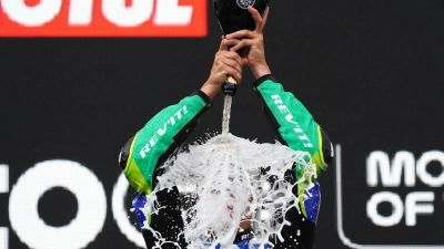 Moto2-Sieger Diogo Moreira  feiert in Assen mit Prosecco-Dusche (Foto: Peter Dejong/AP/dpa)